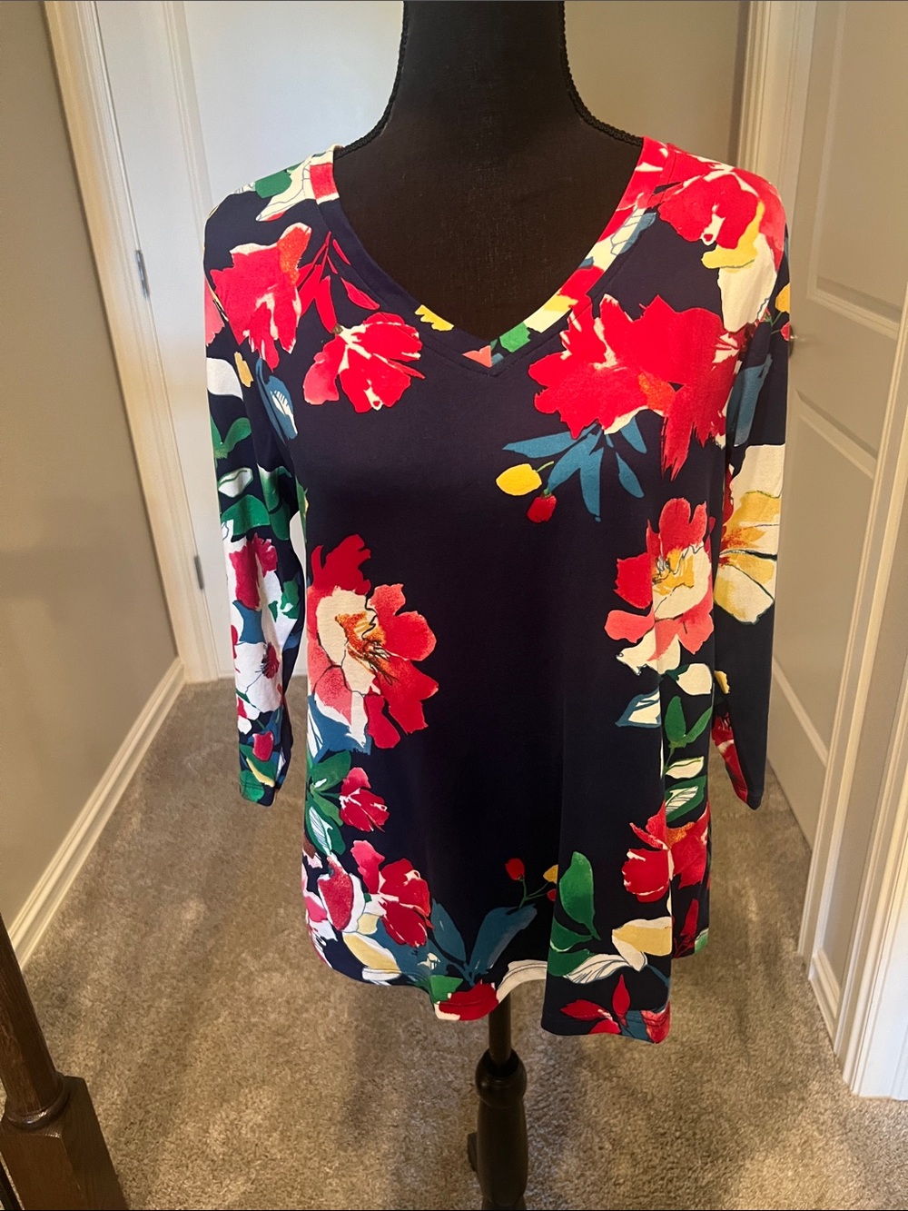 🎯 2/$5 Pioneer Woman Navy Floral V-Neck Long Sleeve Top with Red and Yellow
